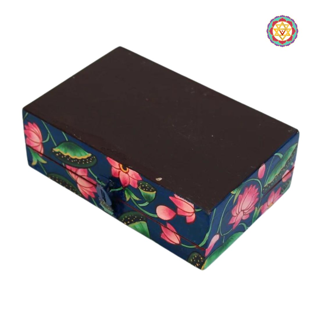 Underside of the medium wooden box with solid finish.