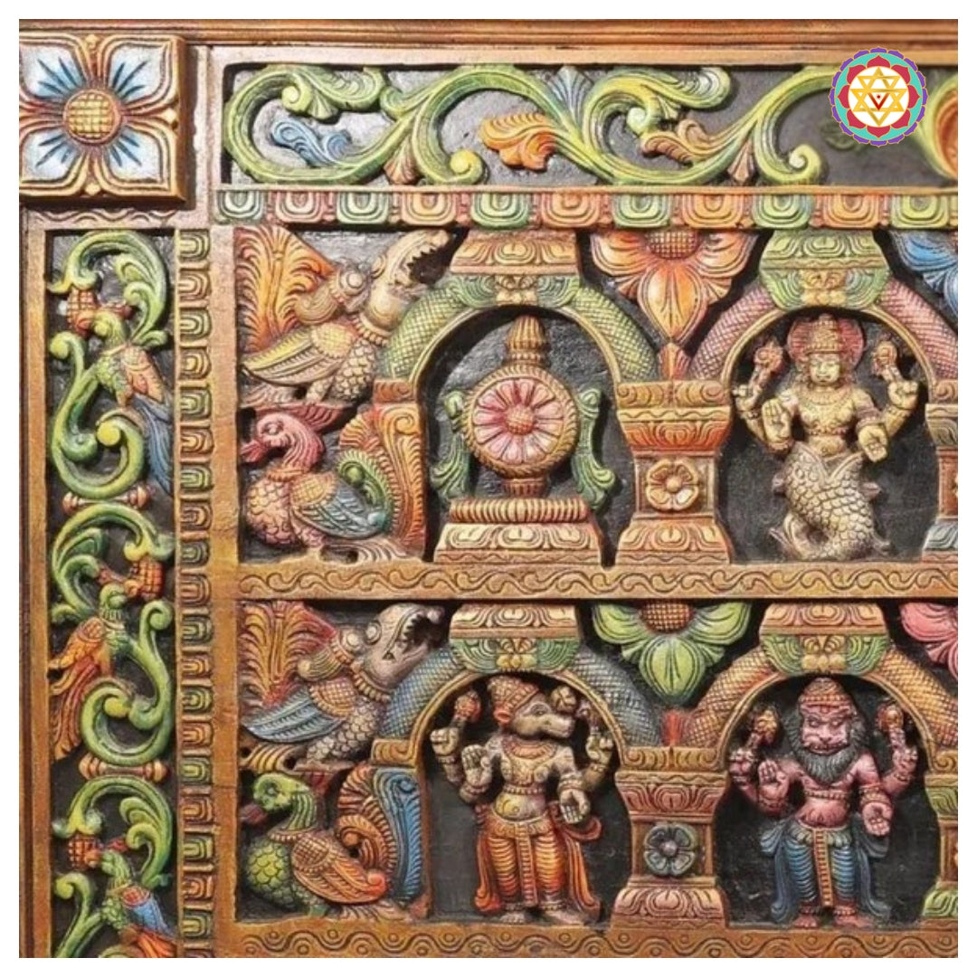 Center focus on middle-tier avatar carvings