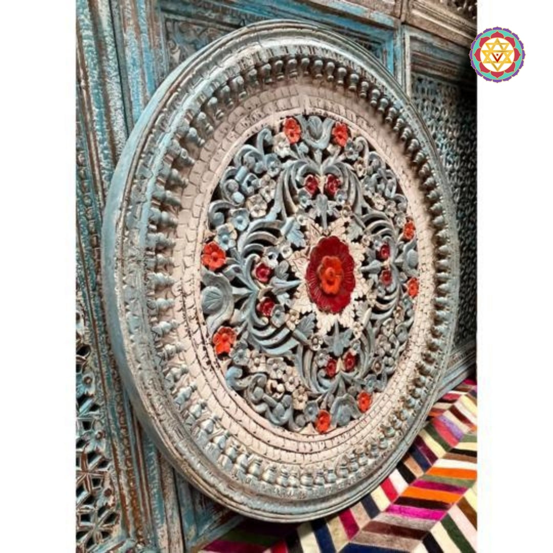 Carved floral edge and petal detailing on jali panel border