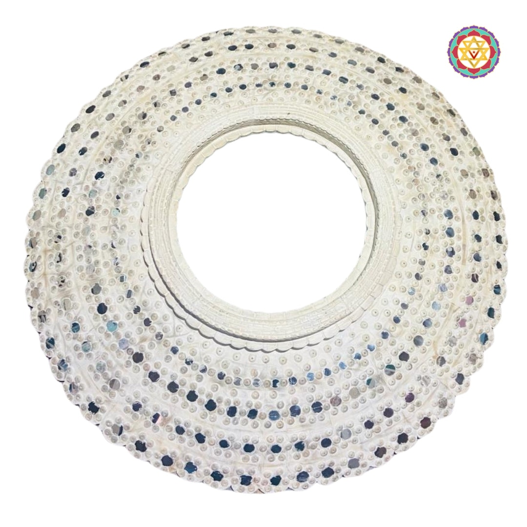 Alternate color finish in white for round mirror frame