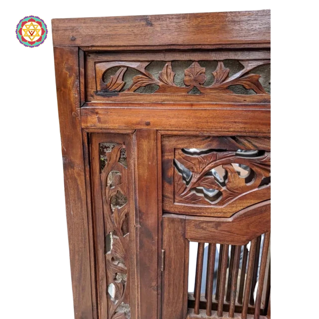 Highlight of polished Sheesham grain and latticework